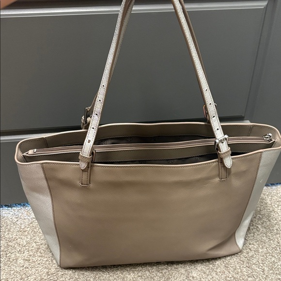 Tory Burch 'York' Buckle Tote Bag made of Saffiano leather Color: Gray & Silver - Picture 10 of 12